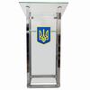 Трибуна для виступів TRIUMF зі скляним фасадом та гербом 